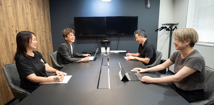 社員が会議室で打ち合わせしている写真